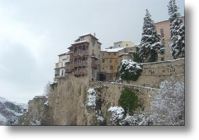Manto nevado para las casas colgadas (Cuenca)