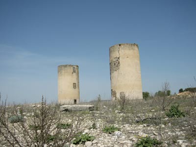 Abandonadas ruinas bajo las nubes